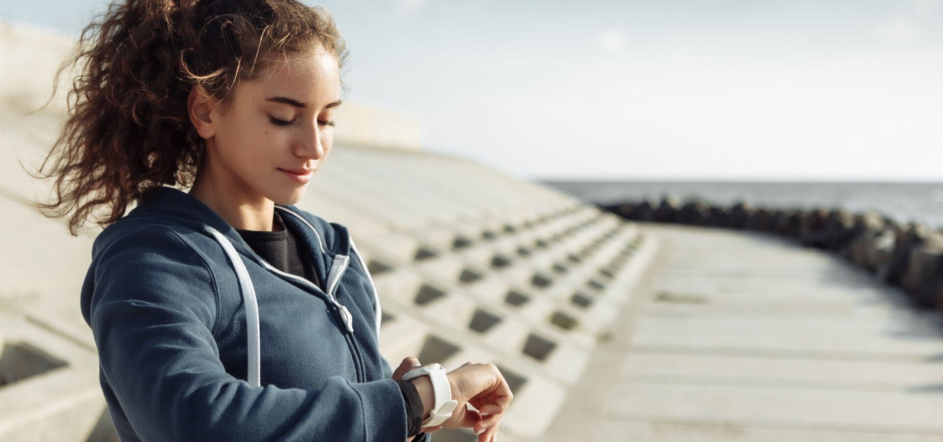 background die welt der smartwatches frau joggen