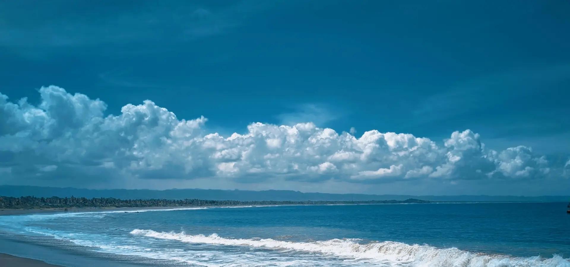 dunkelblaues meer brandet auf schwarzen strand