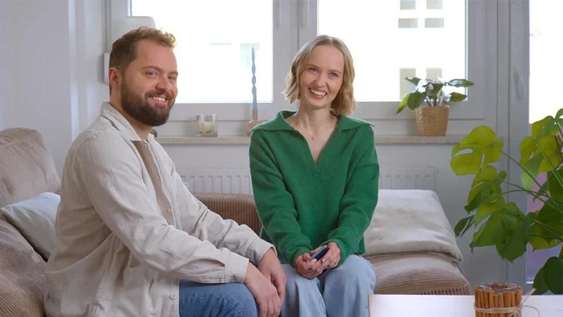 paerchen sitzt auf couch | 1&1 paerchen sitzt auf couch