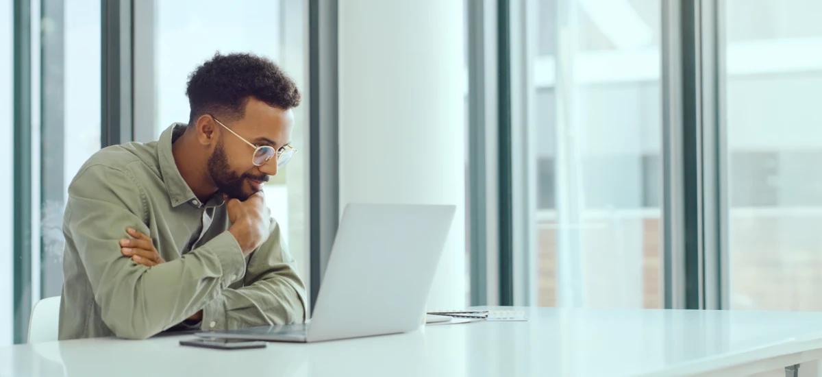 person arbeitet mit laptop im buero