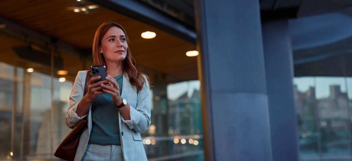person unterwegs und schaut auf smartphone
