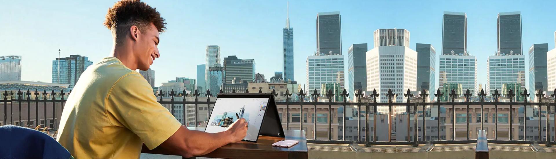 tablets mit mann mit laptop in der innenstadt vor skyline