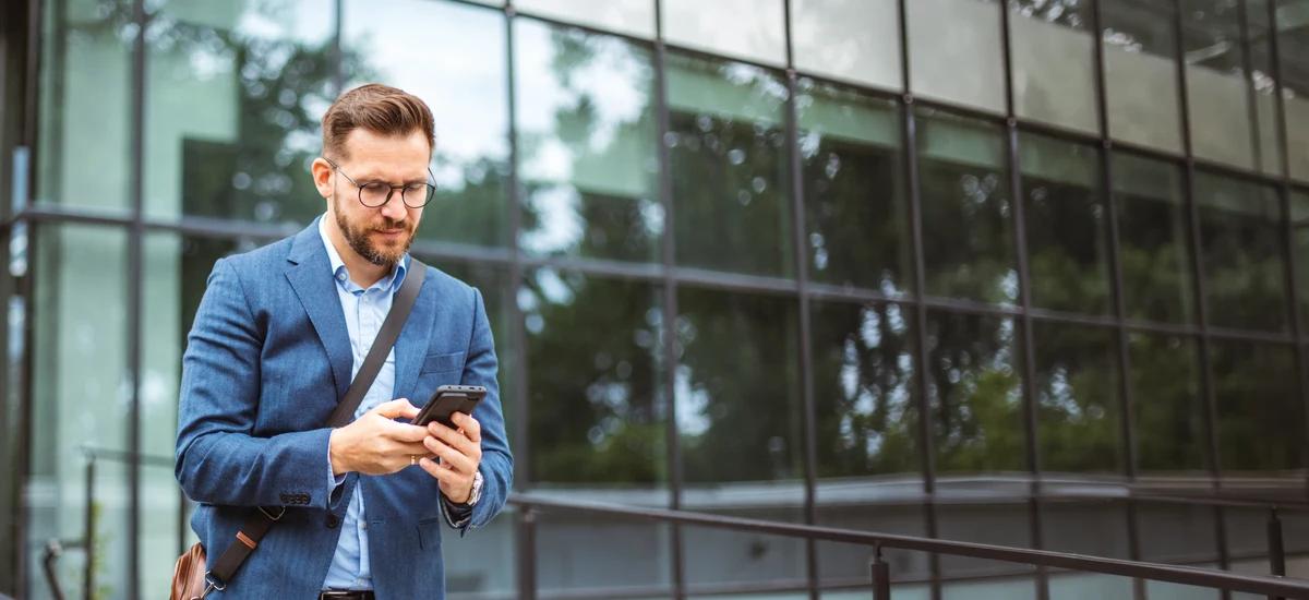 person nutzt smartphone im stadtumfeld